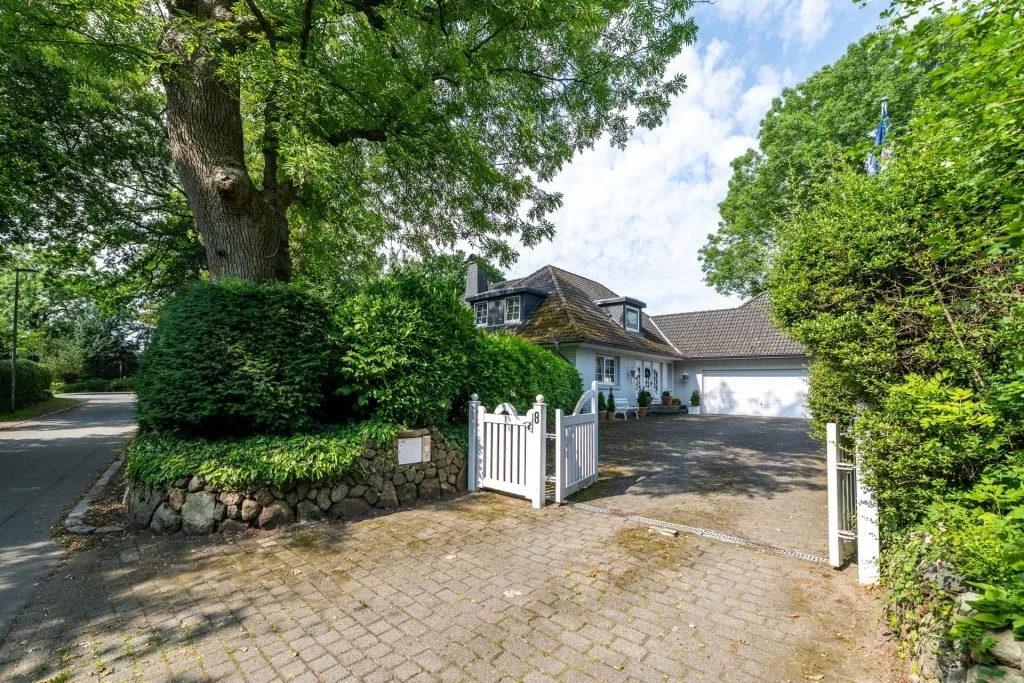 Einfahrt Immobilienangebot - Flensburg - Alle - Zeitlose Eleganz in begehrter Wohnlage – Exklusives Einfamilienhaus mit parkähnlichem Grundstück