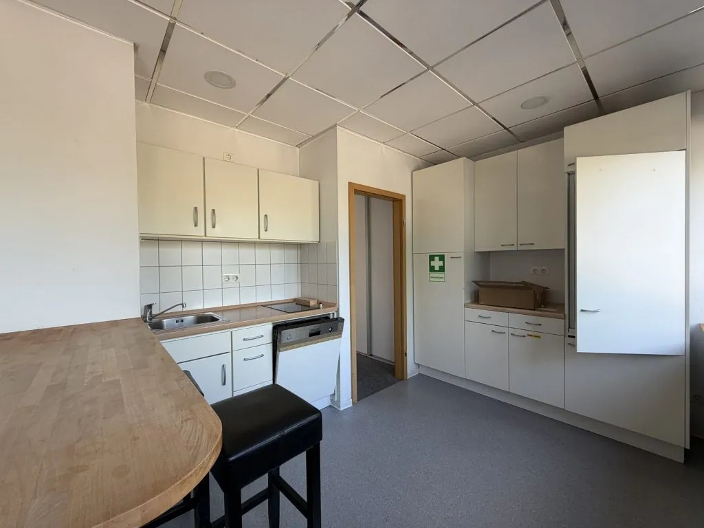 Immobilienangebot - Flensburg - Alle - Flensburg-Südstadt: großes Büro auf einer gesamten Etage in zentraler Lage